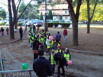 L'arrivo del 'piedibus' alla Scuola Conti