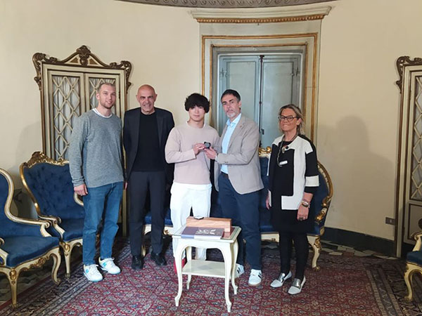 Nella foto da sinistra: il tecnico jesino Andrea Coppari, l'assessore allo sport Samuele Animali, il maestro di Judo giapponese Yusho Oshima, il sindaco Lorenzo Fiordelmondo, la presidente dello Judo Samurai Jesi Paola Paradisi